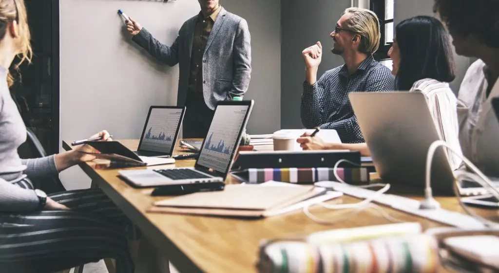 group-diverse-people-having-business-meeting-1-scaled.jpg, Vermeld